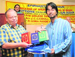 Ruskin Bond releasing Interruptions at Epiphany, Dehradun, April 2009